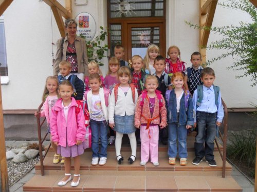 Prváčci (a také druháci a třeťáci) první den ve škole v Popovicích - 3.9.2012